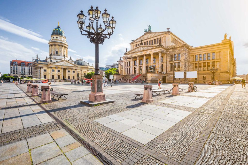 Gendarmenmarkt in Berlin mit Konzerthaus und Französischem Dom bei sonnigem Wetter.