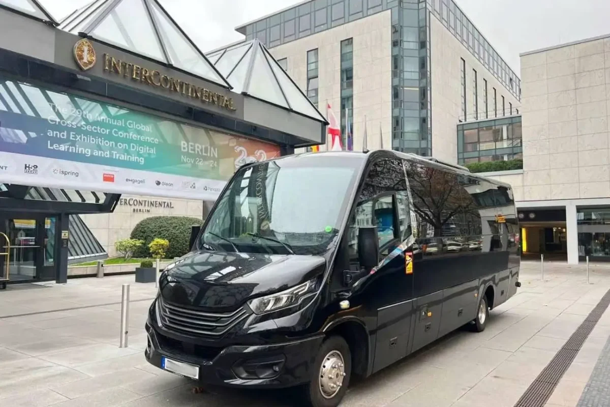Schwarzer Shuttlebus vor dem Hotel InterContinental in Berlin.
