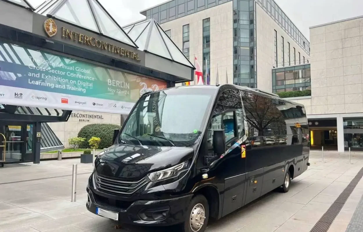 Schwarzer Shuttlebus vor dem Hotel InterContinental in Berlin.